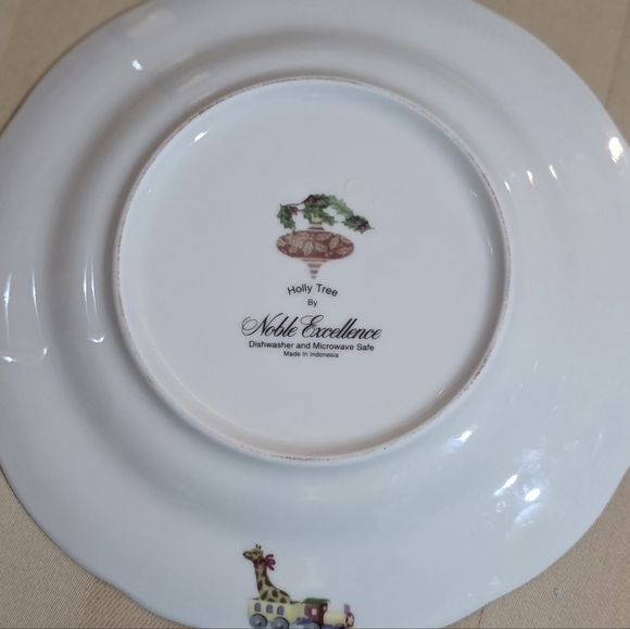 2 NOBLE EXCELLENCE HOLLY TREE CHRISTMAS PLATES VERY RARE EXCELLENT CONDITION - Picture 3 of 5